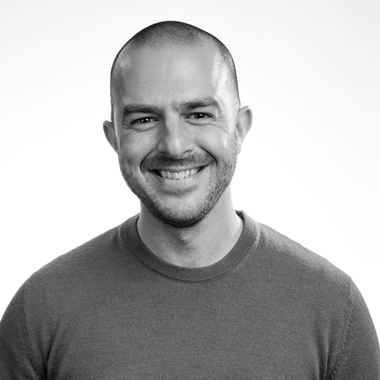 A black and white headshot of Oscar De Mello.