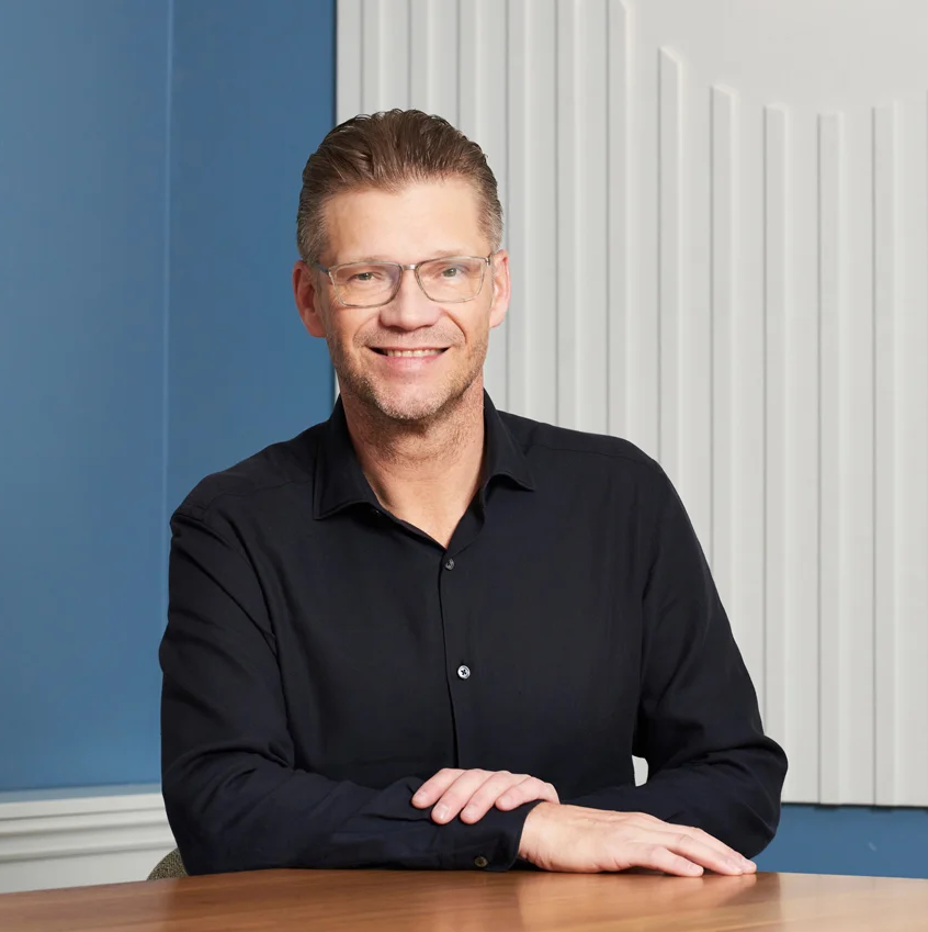 A headshot of Tom Henriksson.